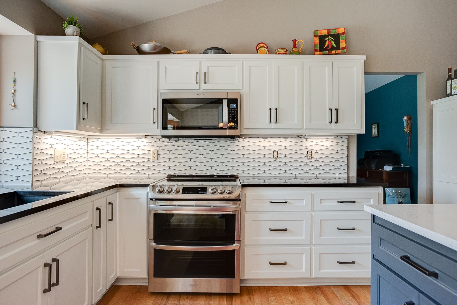 3226-Red-Oak-Dr-After-004 new kitchen cabinets created by kitchen designer at TWS Remodeling