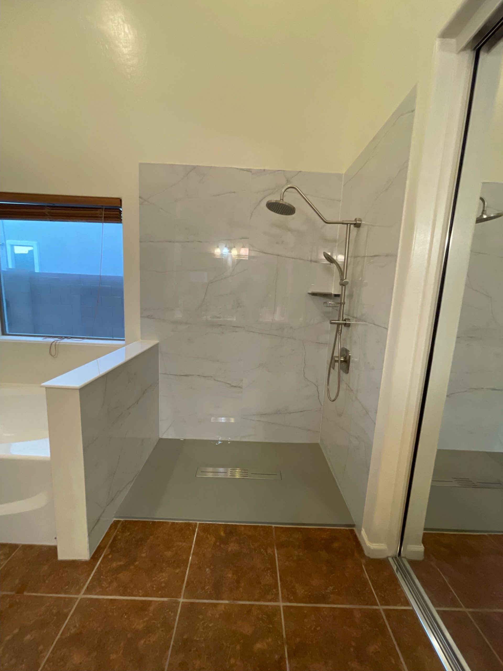 399fc09a210e11f0ac5cc9ca9afff916 Modern bathroom with glass shower and white tile flooring