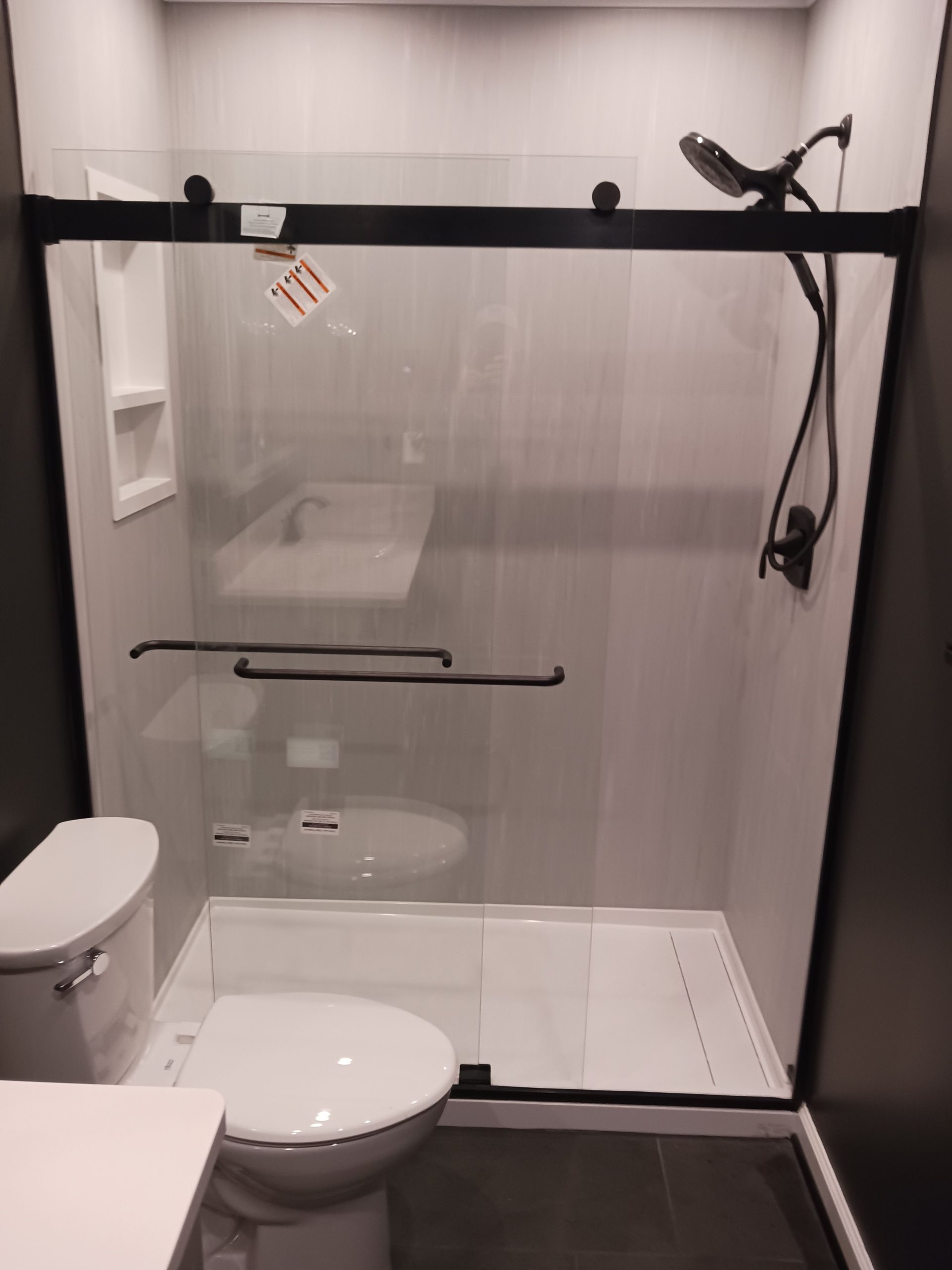 72289ab0208a11f09edfffeead48a175 Compact bathroom with walk-in shower and modern tile